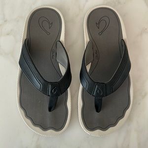 New Olukai flip flops. Size 9